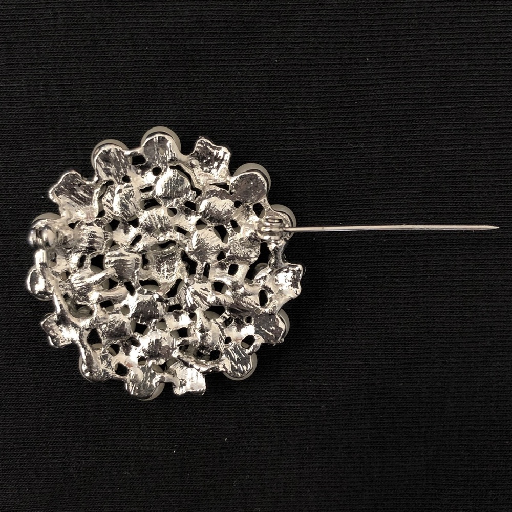 Beautiful Brooch - Picture 2 of 3